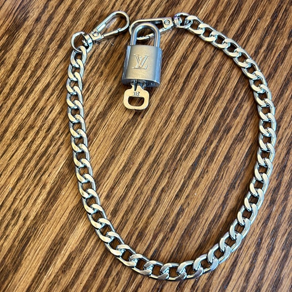Authentic LV silver lock and key with unbranded chain - Picture 3 of 3